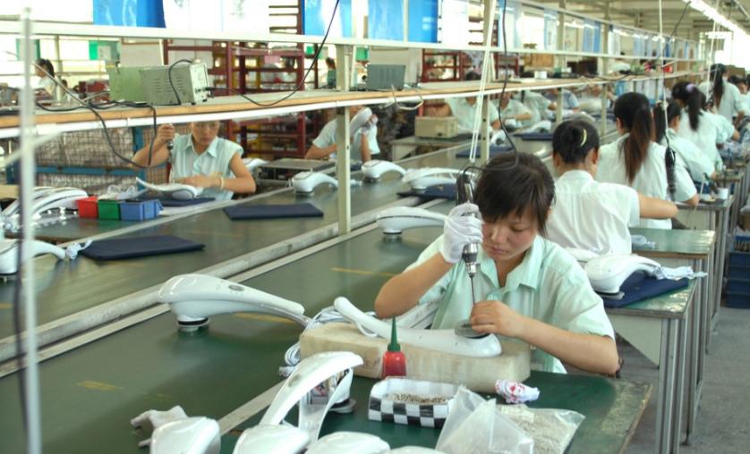 骑手过剩的表象下，本质是工厂待遇差、缺乏吸引力。人民日报都就此发表评论，让很多人