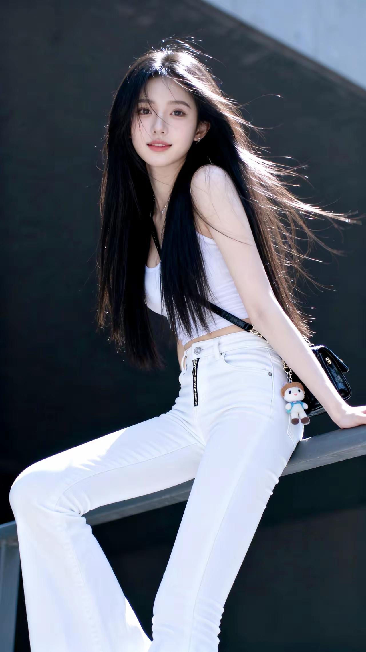 阳光下的少女，白色牛仔裤与黑色长发，清新自然。女孩最喜欢的穿搭是什么 敢不敢把你