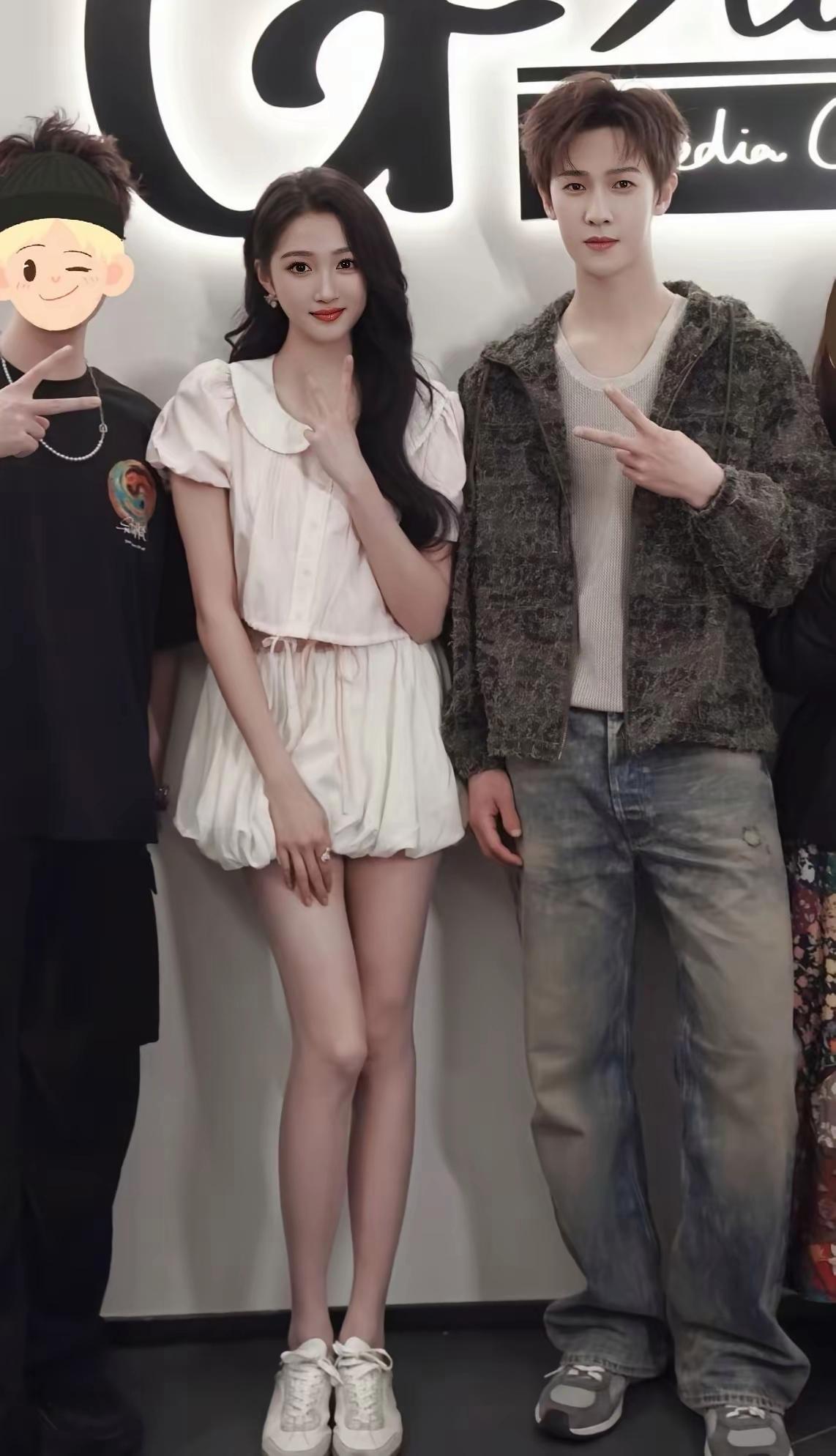 我的天 关晓彤这张真是小头小脸大长腿 