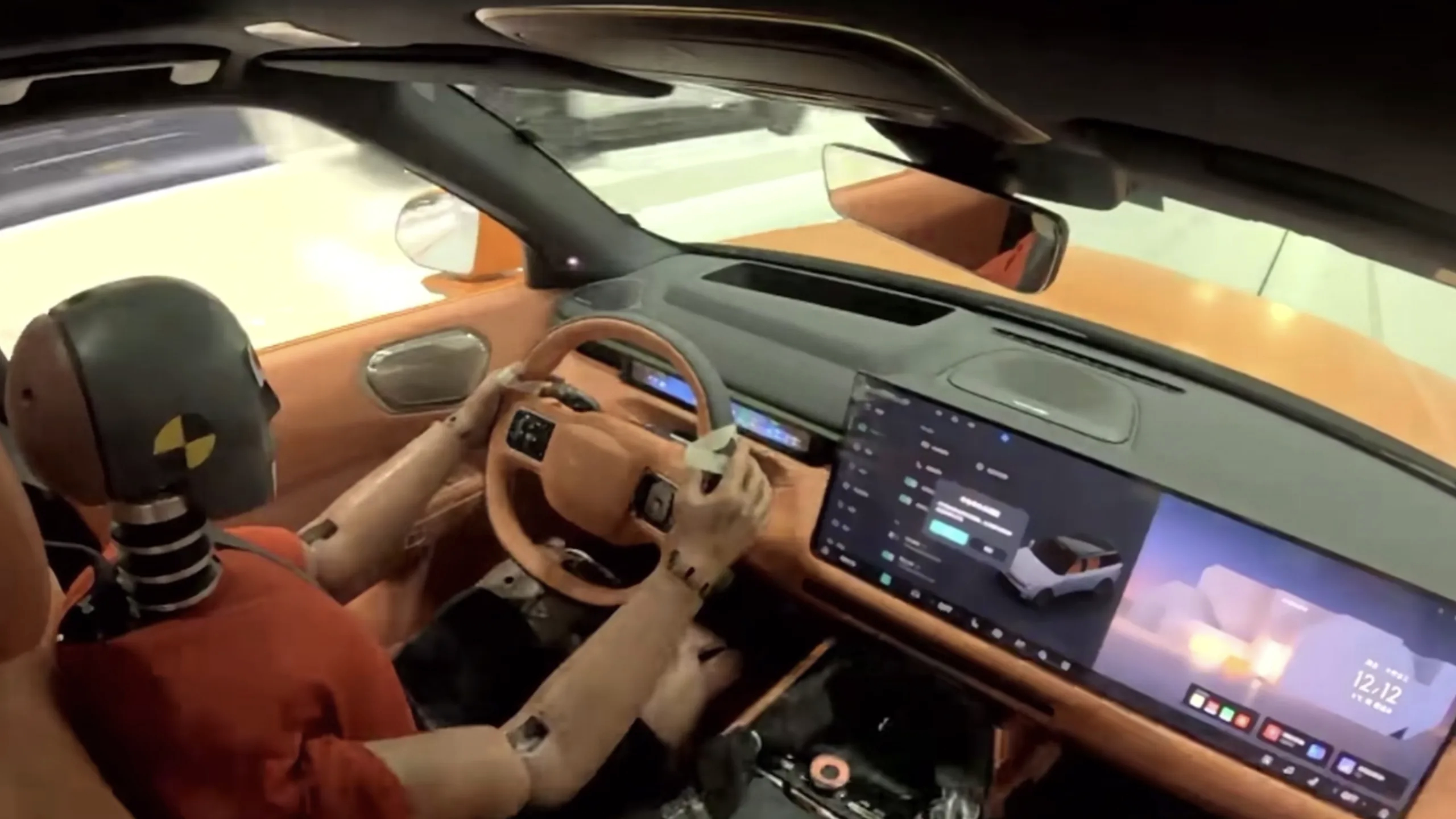 1个汽车碰撞假人身价达1200万一看到热搜就知道是谁家的假人了，估计这也是行业少