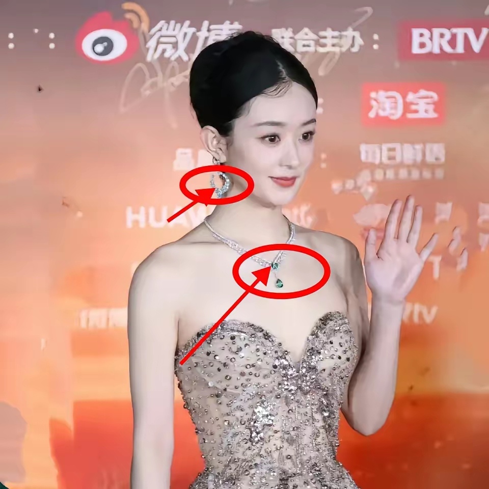 绷不住了！赵丽颖才是“狠人”啊！贫穷限制了我的想象力，2700多万戴在脖子上是什