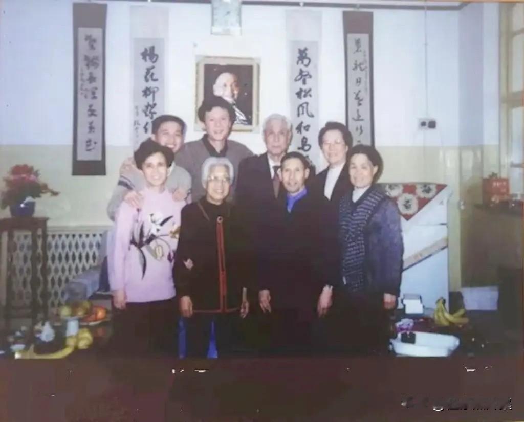 段君毅同志晚年与家人的合影，，身为原北京市委第一书记的段君毅（后右二）与夫人陈亚