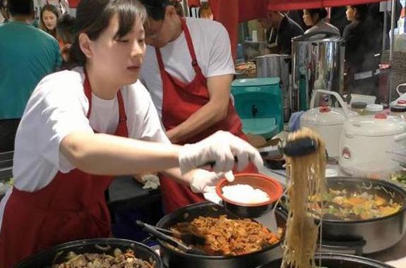 夫妻一天营业额
夫妻两个早晨4点钟起床买盒饭，一天卖了35份，营业额是零。
我们