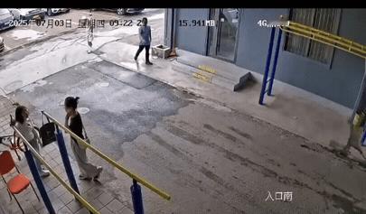 原来，帅不过三秒说的就是这种把“显摆”活活演成“翻车现场”的大哥！
