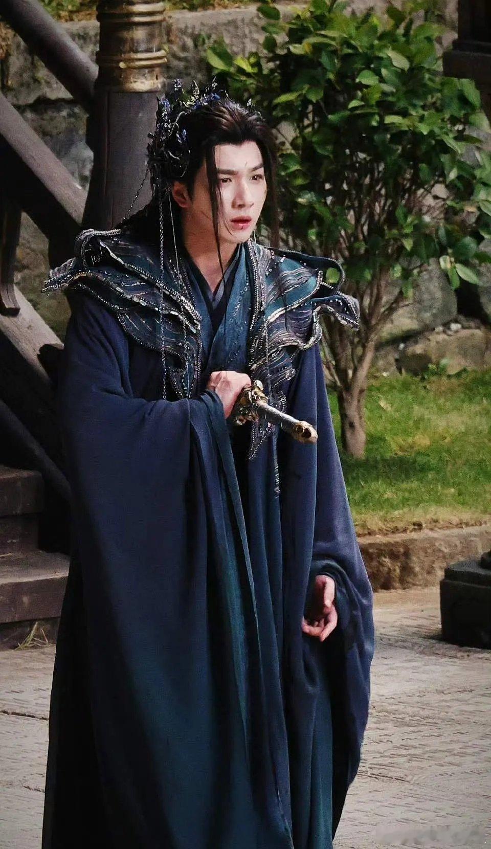 李宏毅挺厉害的，旁边一个大摄像机看着呢，演员的信念感确实不错 ​​​