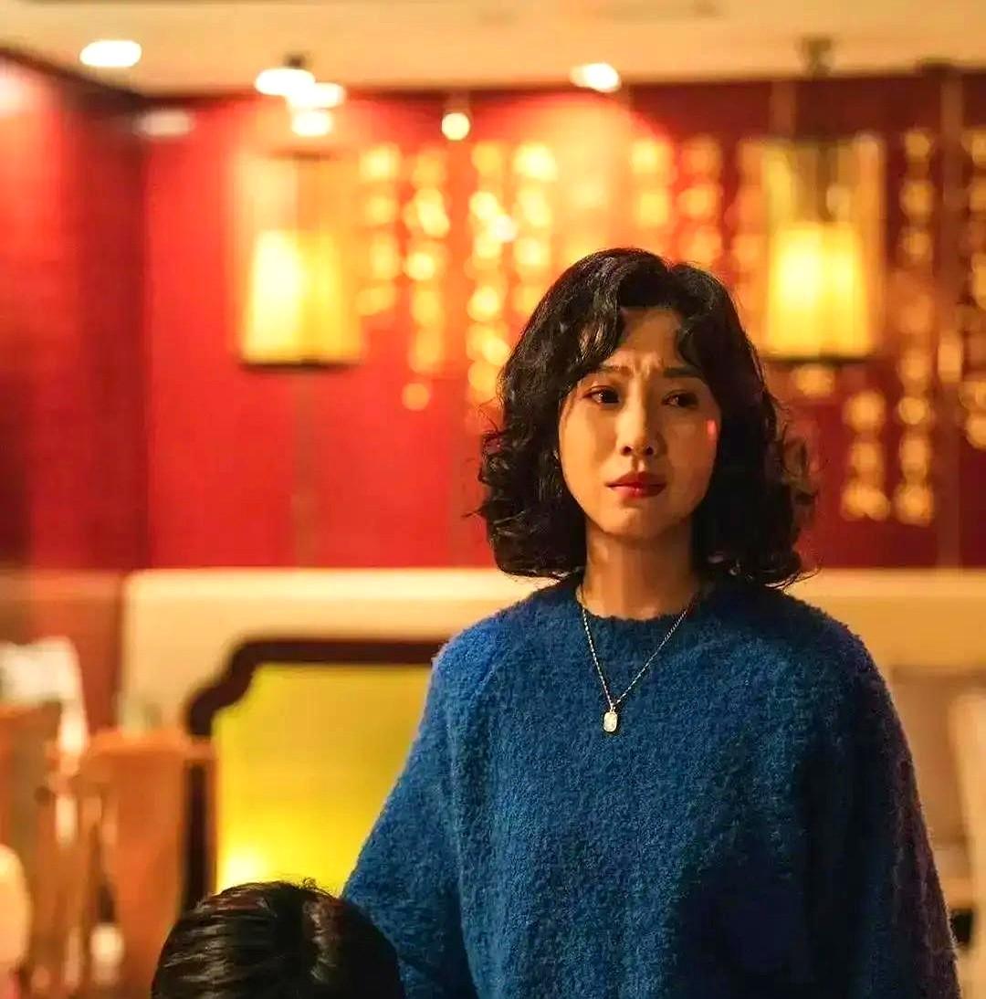 郭京飞那个吻戏，大家光顾着逐帧分析了。

那根本不是借位，是真实舌吻，还是现场即