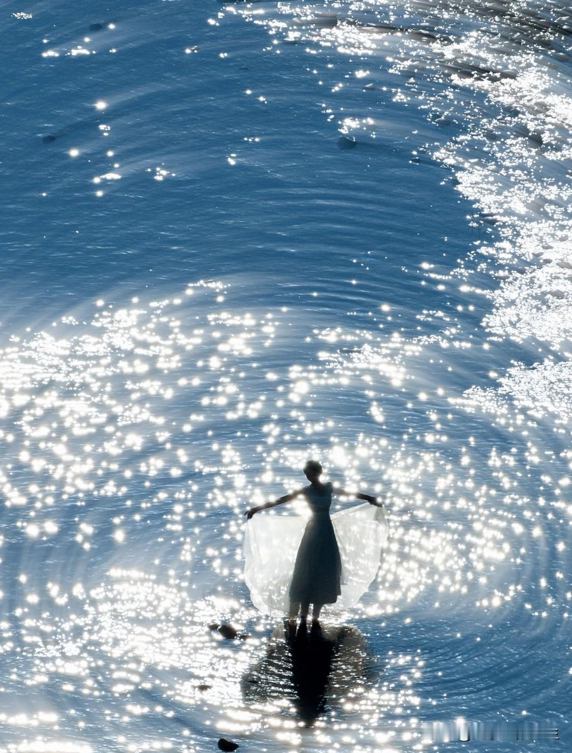 告诉你一个秘密：“身心打得越开的人，越容易被好运偏爱。”

真正运气好的人，大多