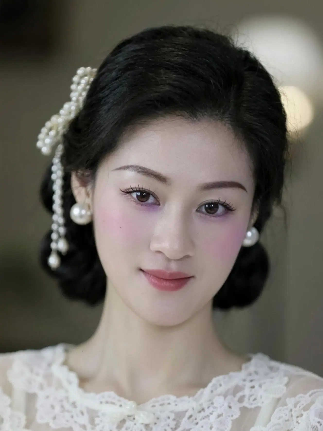 世界那么大，有人给你难堪，有人给你解围，有人欺你如泥，有人疼你入骨，有...