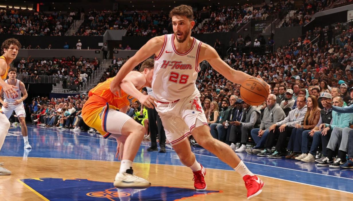 申京的表现怎么越来越抽象了！
今天首发打了32分钟，全场16投6中，三分3中0，