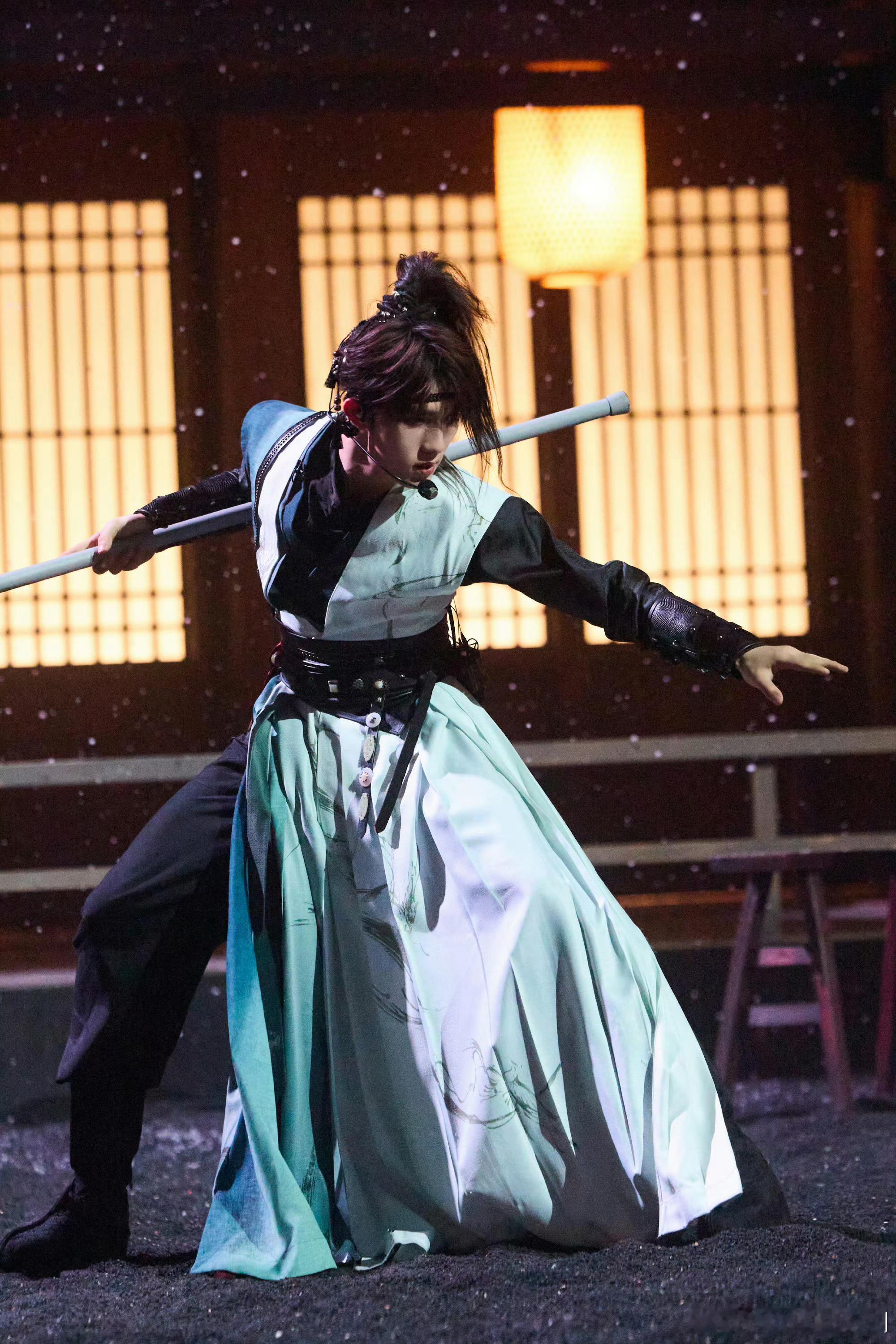 苏新皓团综古装路透 终于等到苏新皓古装路透，颜值真的太能打，气质干净又亮眼，古装