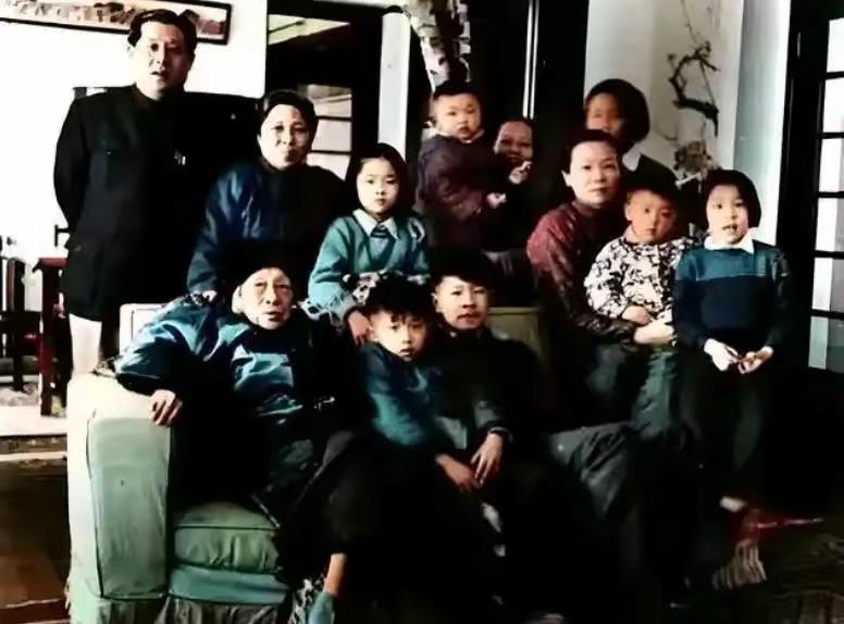 她为丈夫守寡40多年，官至副国级，家中共出了3位副国级干部，儿子和孙子都是副国级
