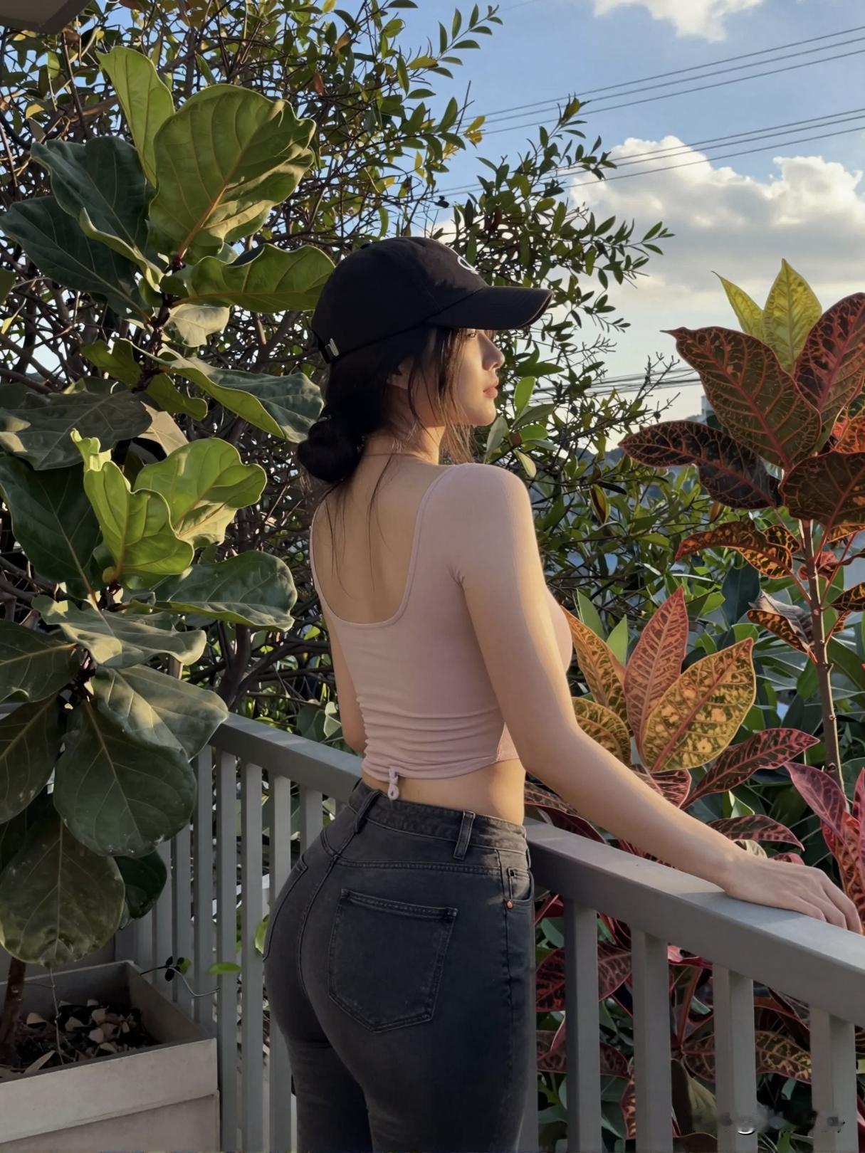 陈千千站在阳台栏杆边，粉色吊带裹着的胸比上周又鼓了一圈——小区跳广场舞的李姨拽着