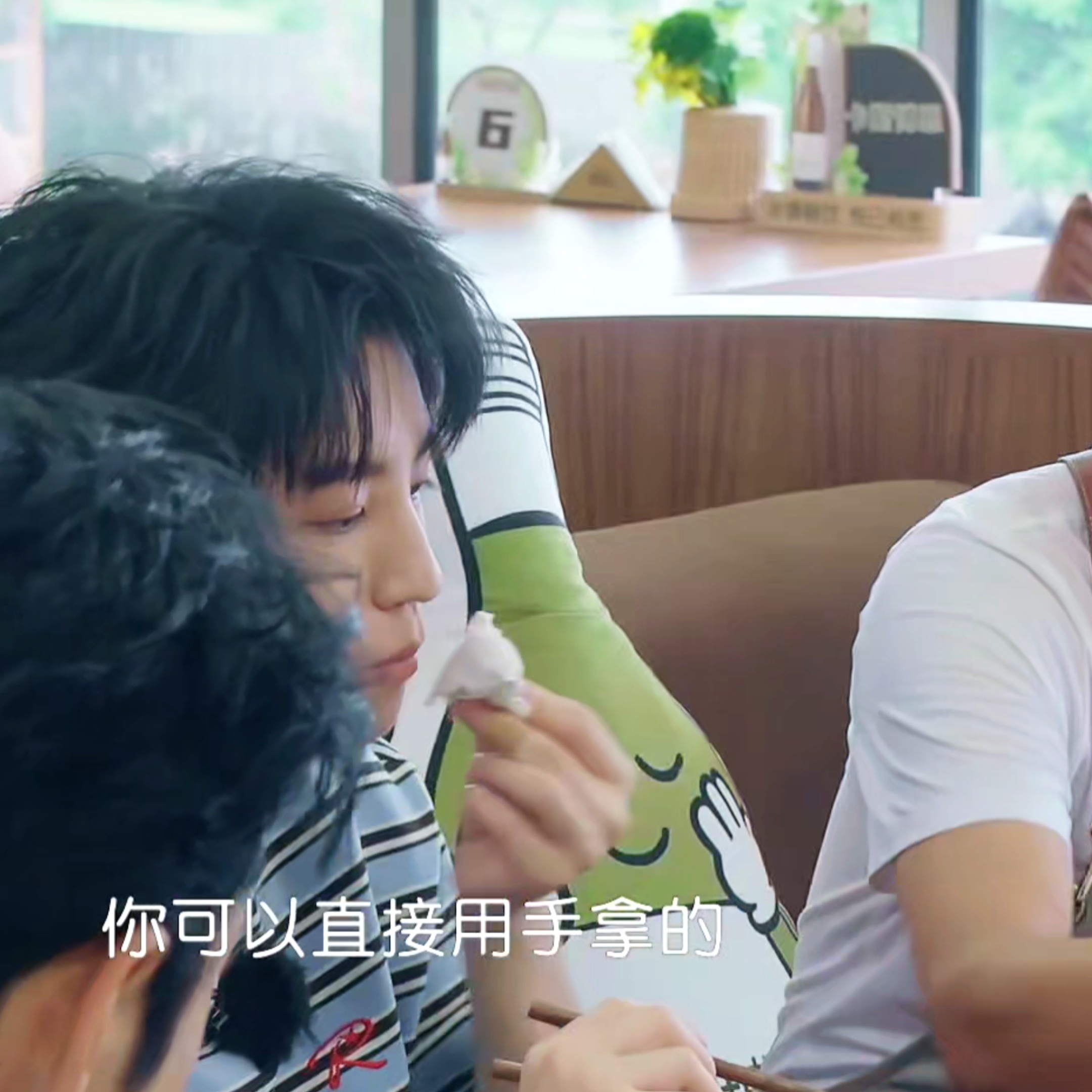 夹缝看宝宝吃饭擦嘴🤲哦买嘎 好想亲亲嘴巴