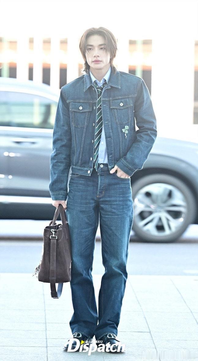 20日，straykids 成员黄铉辰 经仁川机场出发，前往法国出席海外日程。 