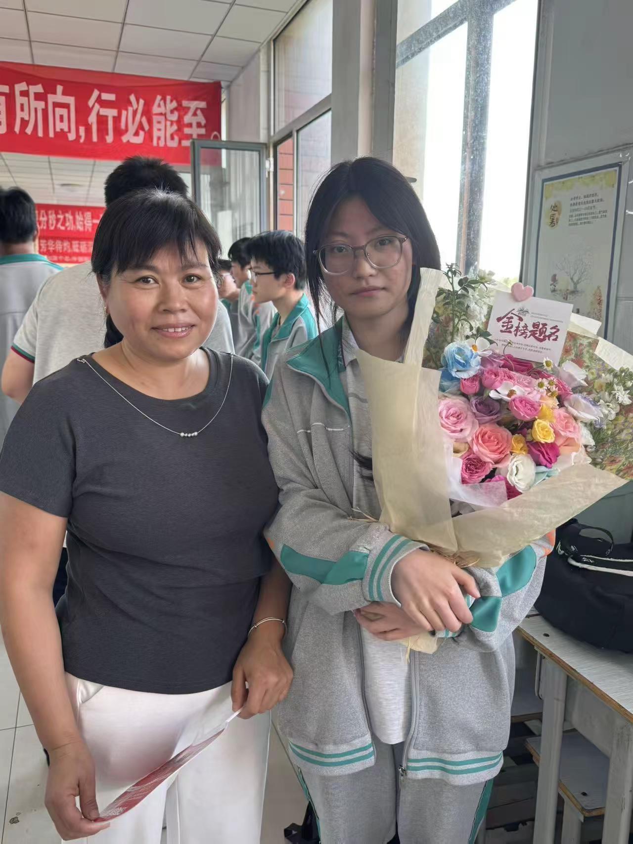 宝贝，高考结束啦，辛苦了十二年，不用再紧绷赶路，往后只管轻松做自己就好。不必纠结