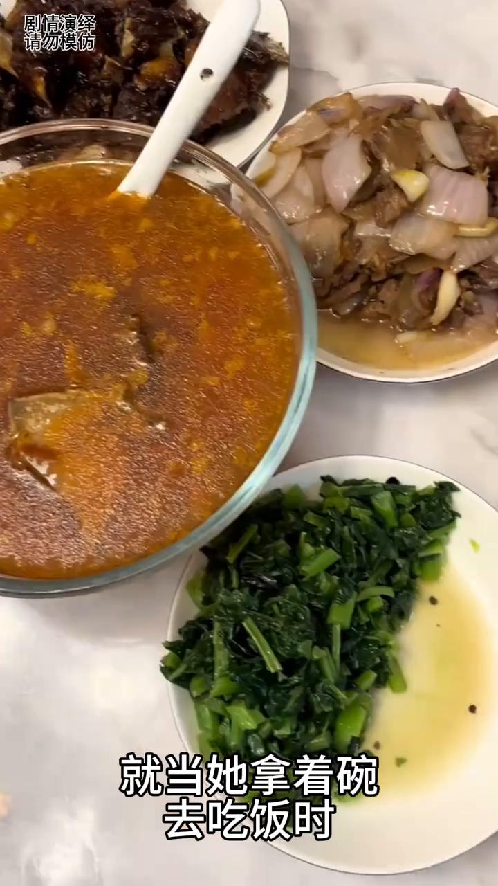 儿媳妇下班看到公婆吃菜留一边，这一幕让她心里暖暖的。
女子下班回到家，就当她拿着