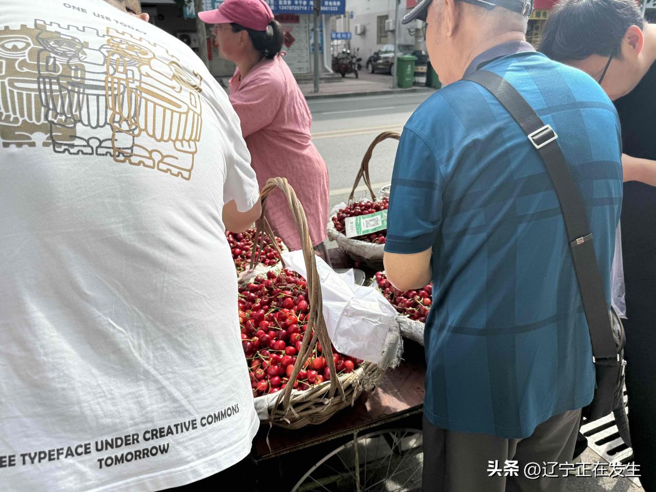 【大樱桃持续上市，普兰店街上小贩拉低价位，5元！】
今日上午，我在普兰店街头遇到