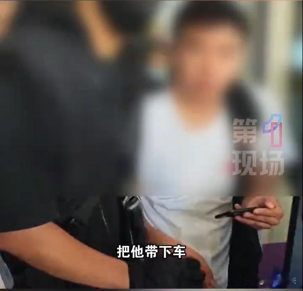 深圳，有个白衣男子，进入地铁站之后就开始神色异常，盯着来往的女子看，还专门往人群