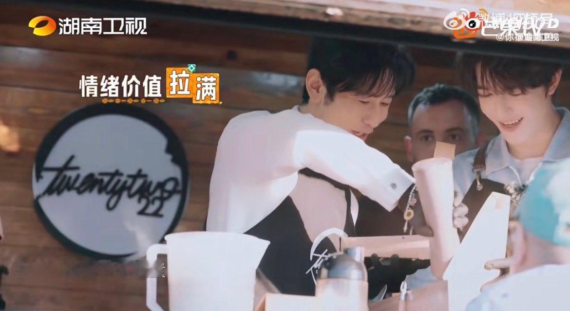 黄晓明[超话]黄晓明中餐厅当老板美妆店帮工 晓明哥在《巴黎合伙人》开启打工新体验