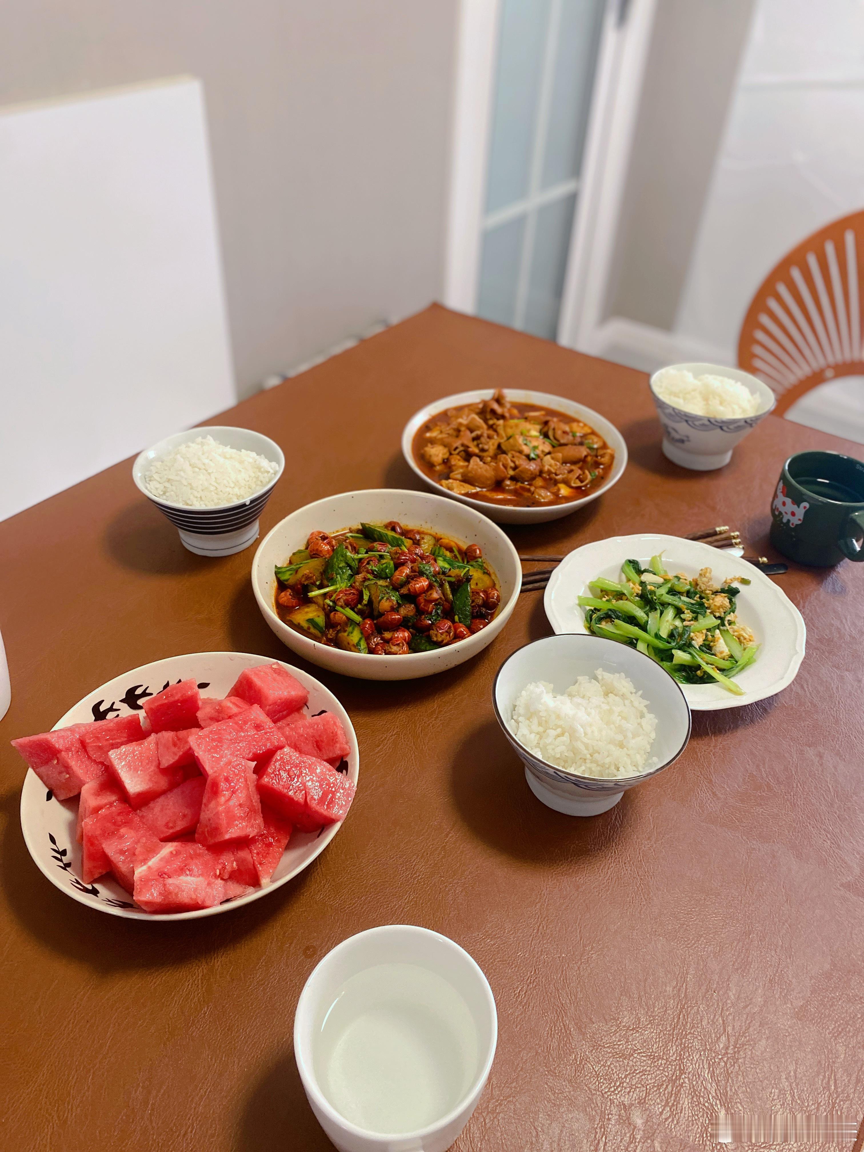 高三生的家常便饭小龙虾、小青菜、大肠豆腐简简单单又一餐今日午餐