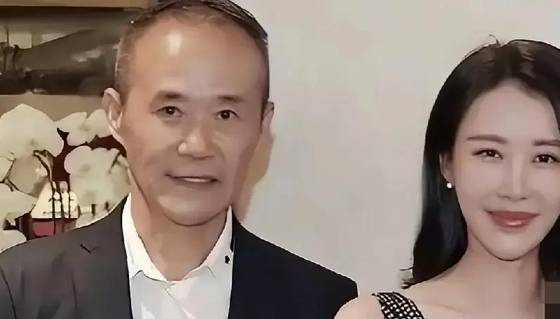 老王七十多了，晚上对着空房叹气，“最难熬的是等你回家”。这话听着心酸，可也透着老