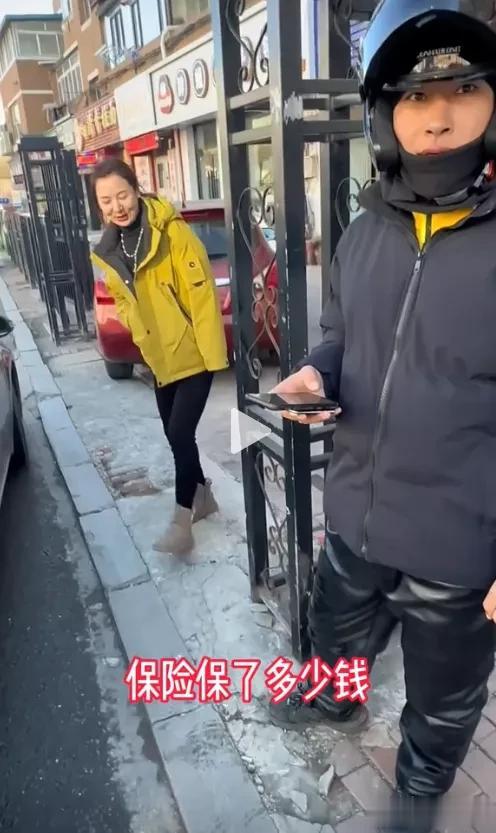 “格局打开！”辽宁，一豪车行驶过程中被电瓶车追尾、撞了，女司机下车一看，一时间不