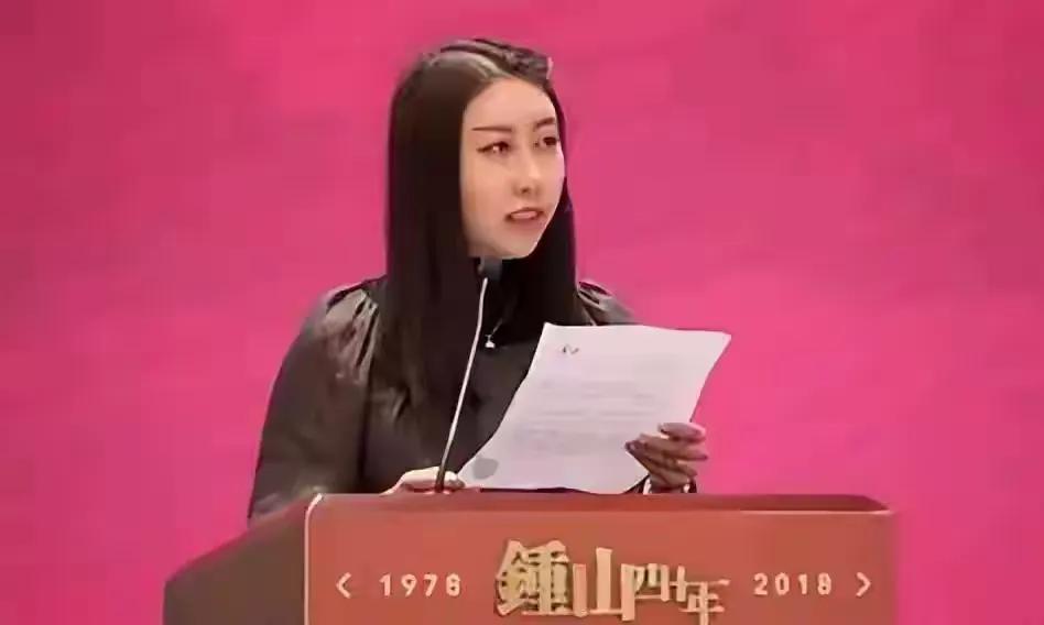 贾浅浅搁浅了，很多人感慨，就凭她父亲贾平凹作品版权挣的，还不够她花的？又是当教授