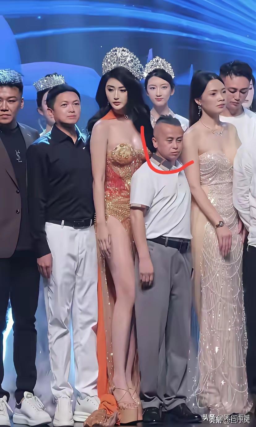 这些女孩穿的高跟鞋太高了，所以显得身材特别的高，能够和这些女孩在一起合影，而且站