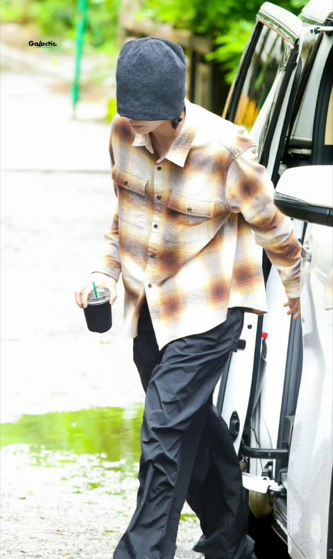 时至今日我们仍然不知道丁禹兮的衣柜里到底有多少帽子，另外帅哥你的头真的好小