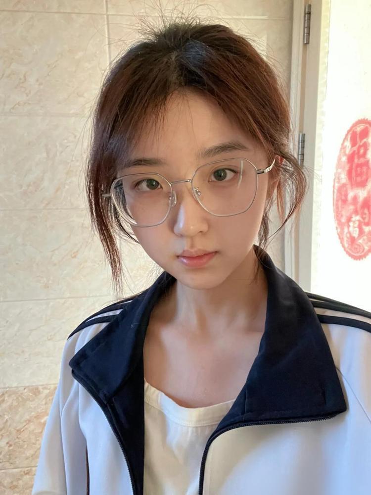 一个女生北大毕业，收到4份工作邀约，大家看看，应该怎么选？

我作为快40岁刚从