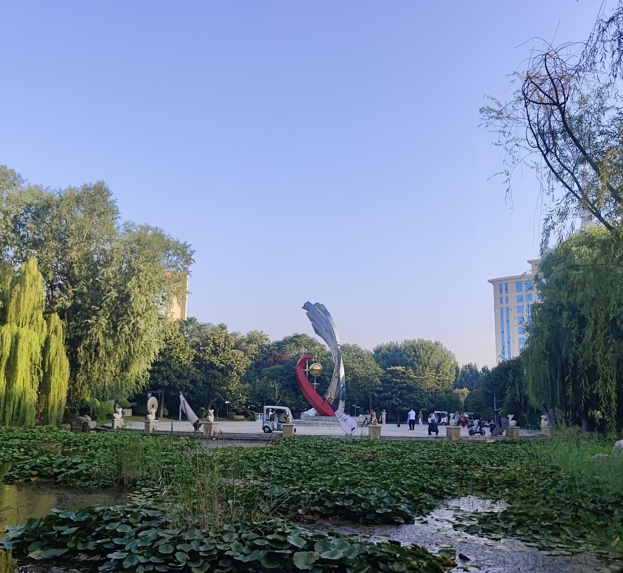 说真的，年轻时我也觉得人生高光时刻就该是结婚、生娃那种大场面。可等我活到这把年纪