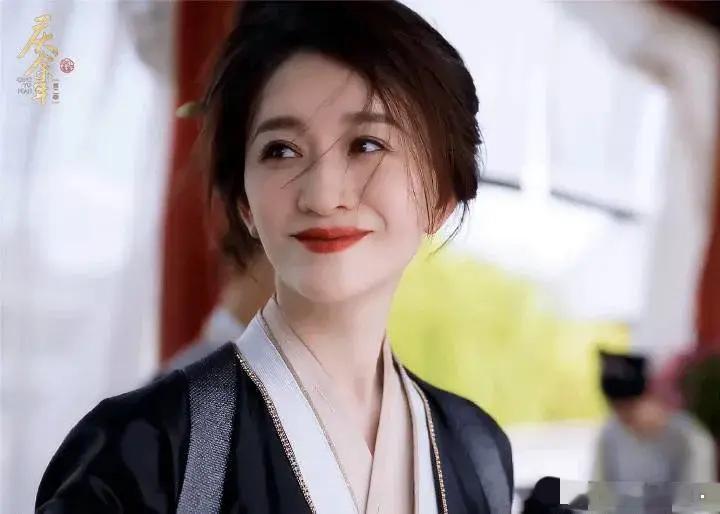 李小冉，冲上热搜！5月28日，48岁的实力派女演员李小冉，突然冲上了热搜，起因是