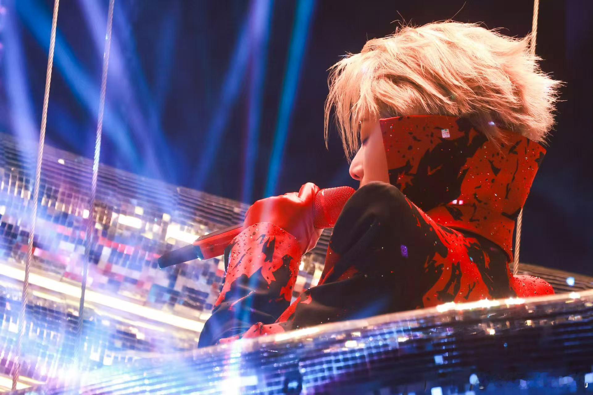 华晨宇玫瑰权杖夯爆了看过这个出场，很难不被他折服。华晨宇用实力证明，他依然是那个