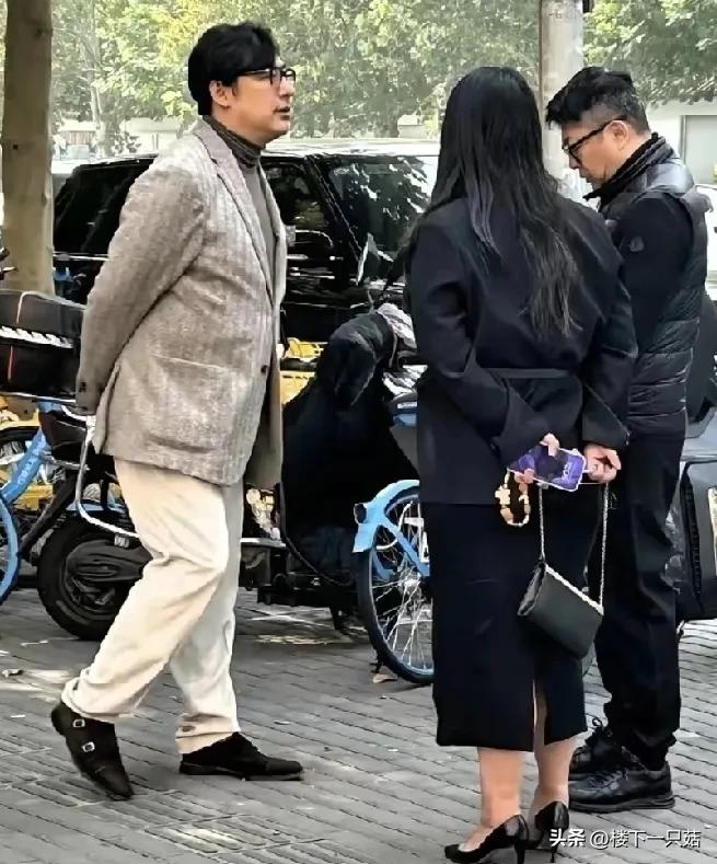 街头偶遇李湘和王岳伦，这两人虽然离婚了，但是真的很体面，离婚了也能一起同框。不知