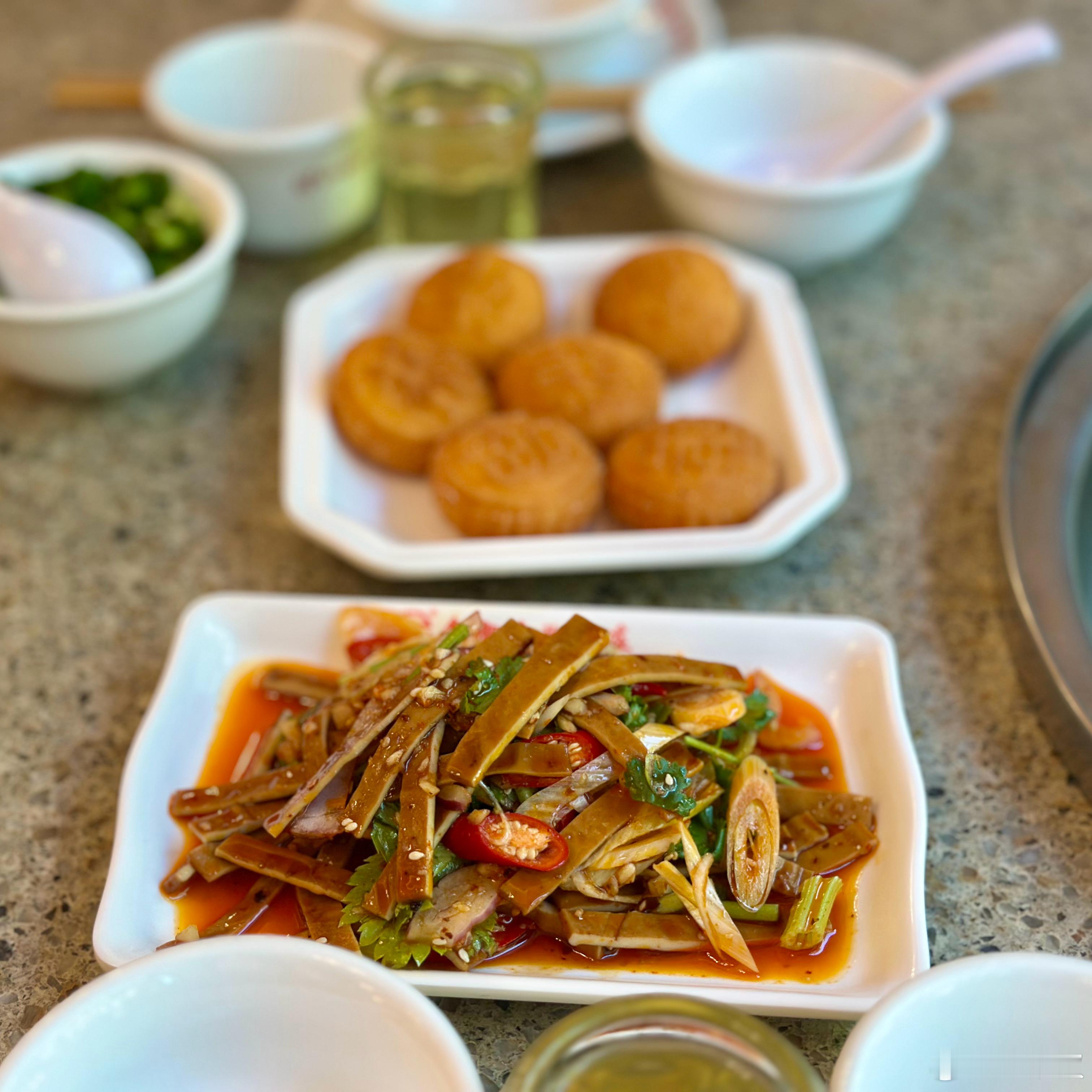 中午吃鱼片火锅，但是我居然忘记拍鱼了[允悲]  ​​​