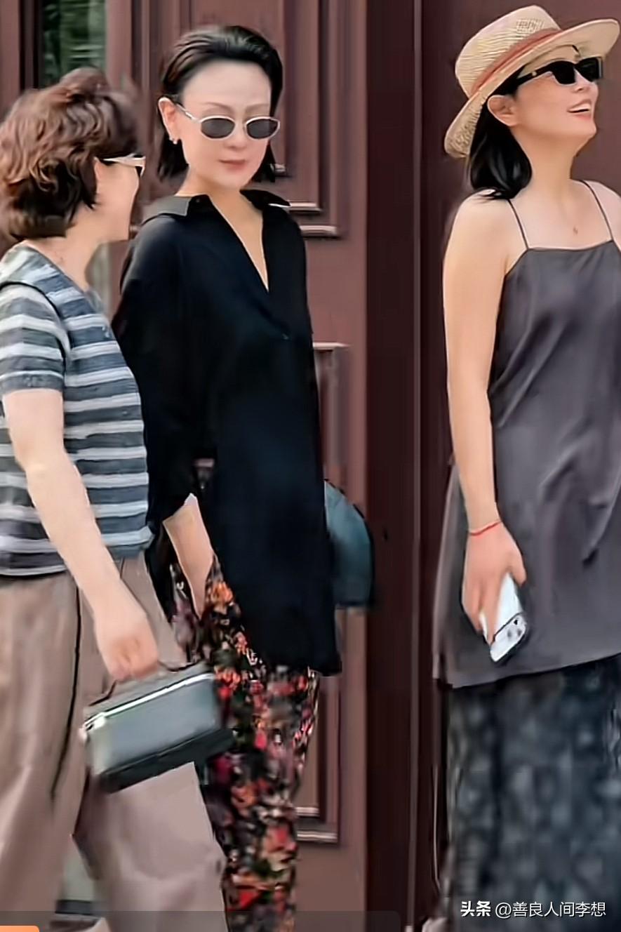 大家发现了没有？同样的衣服穿在不同的人身上就会有不一样的效果？

特别是花色的衣