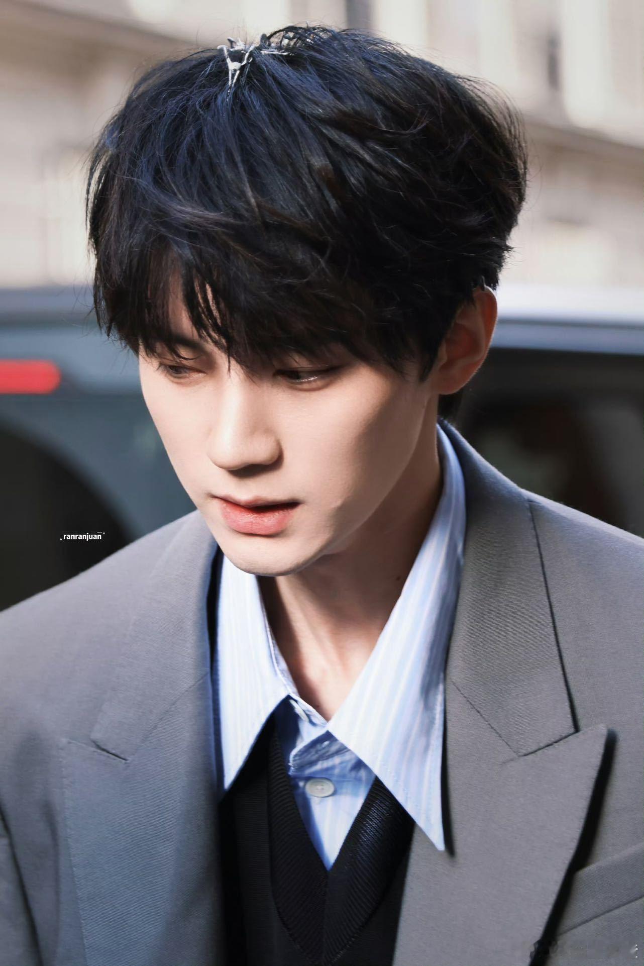 周翊然让网友推荐巴黎中餐 西装造型帅到犯规！现偶男主脸+少年感，越看越上头！ 