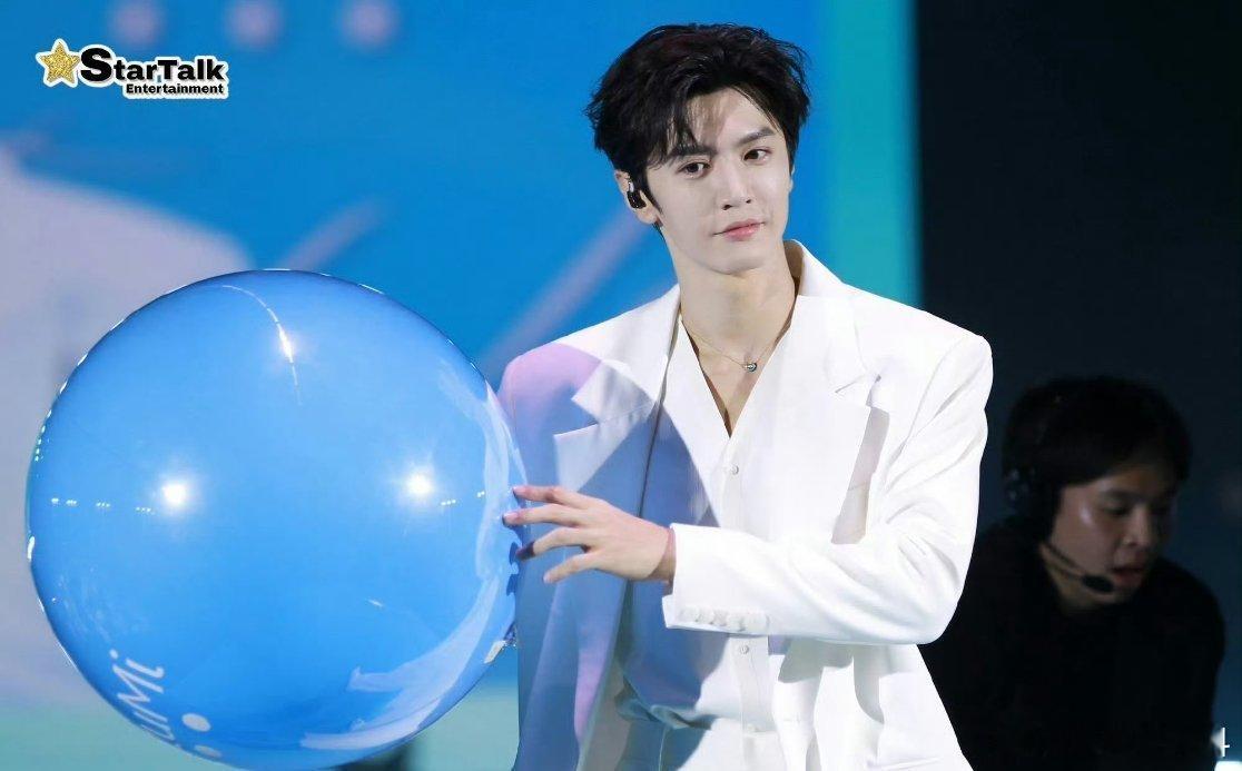 丞磊和泰国粉丝握手丞磊也太有礼貌了吧！和泰国粉丝握手时的样子温柔又得体，细节里全