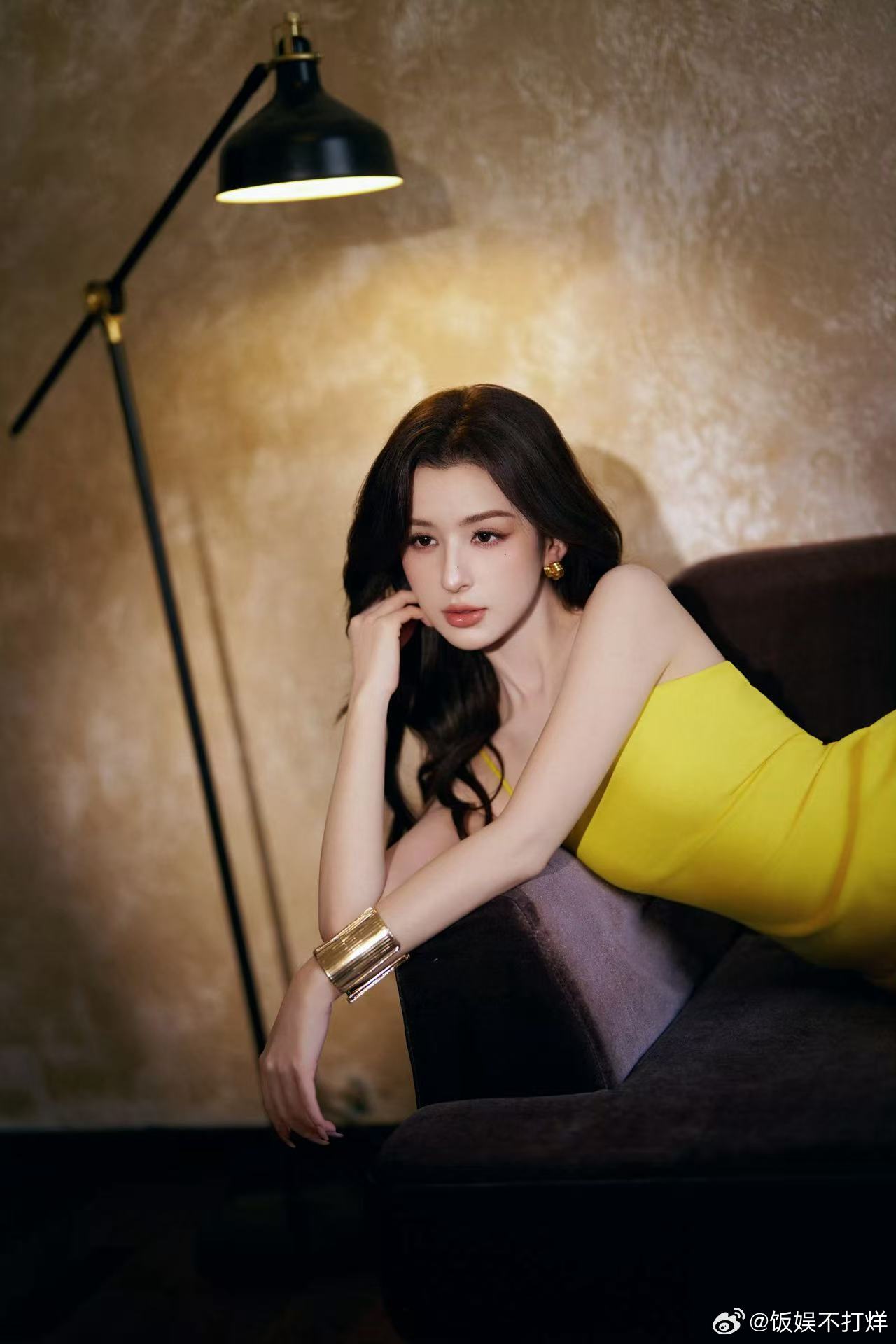 哈妮克孜 大小姐驾到 哈妮克孜的气场提升太过明显，从容自信又透着矜贵，一举一动都