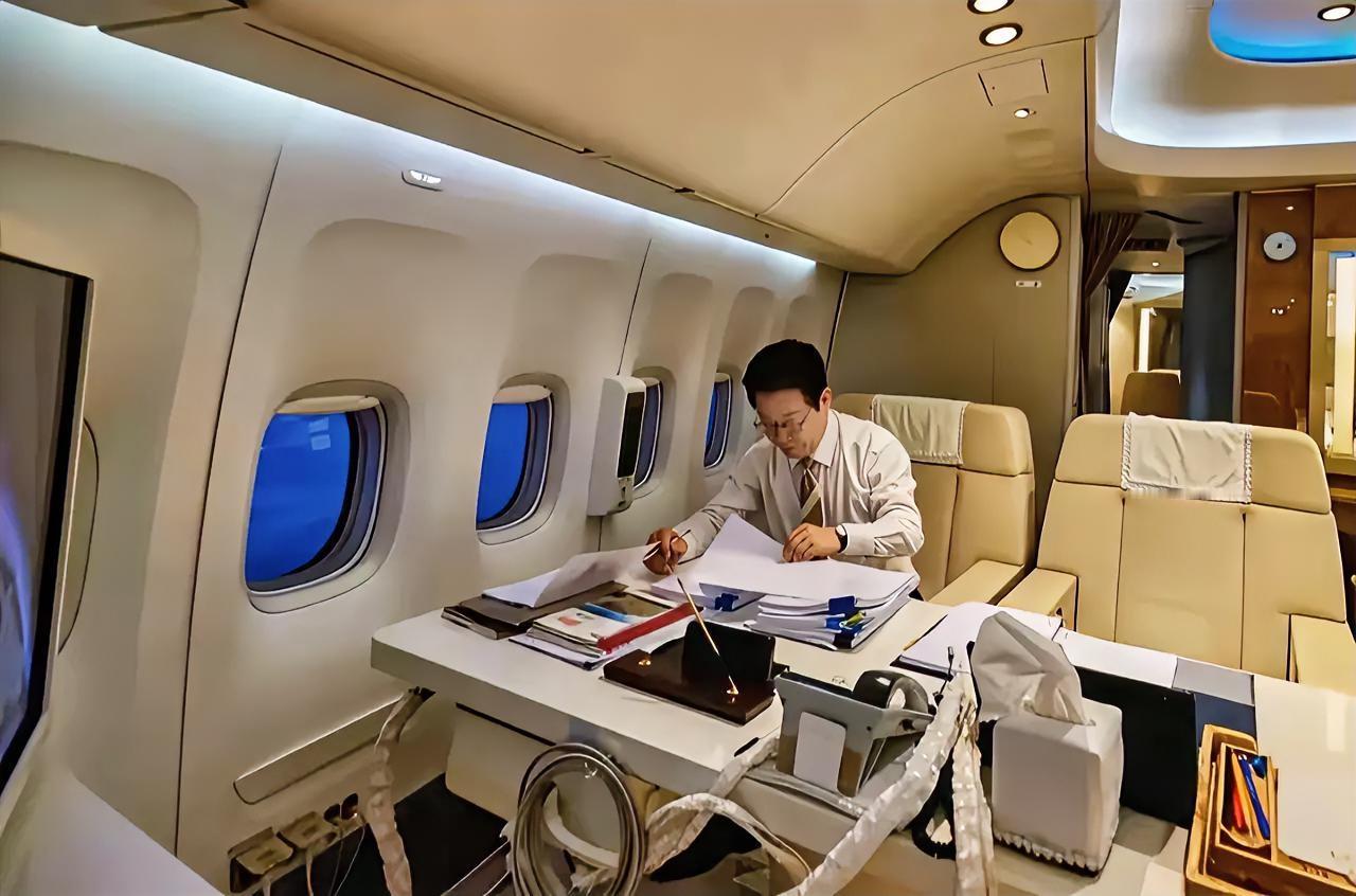 说实话，看到李在明在飞机上工作的场景，其实也挺不容易。

在我们这些普通民众看来