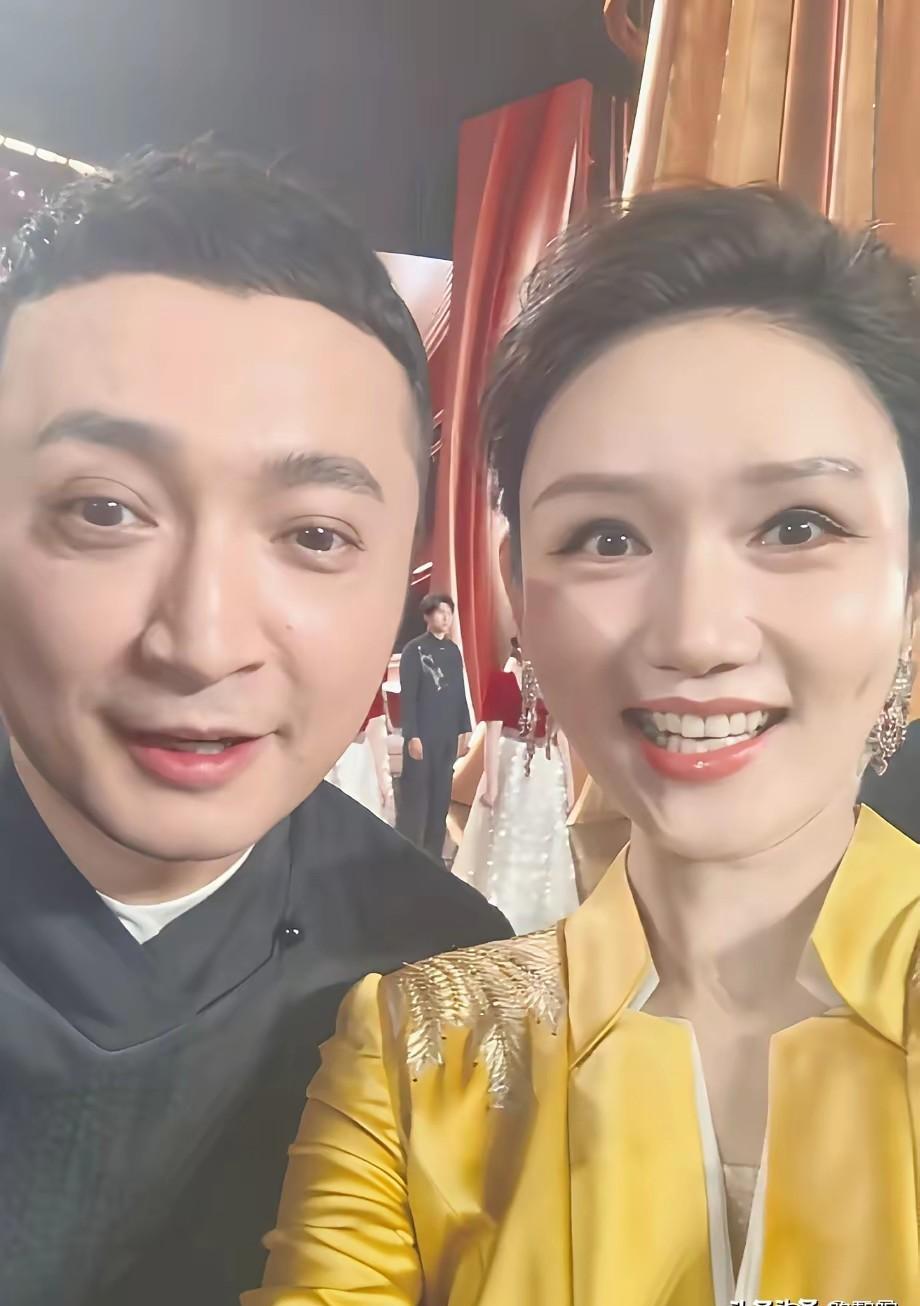 龙洋那双眼，是不是总在仰望星空。
内行朋友点破了：这不是看提词器，是天生的“望天