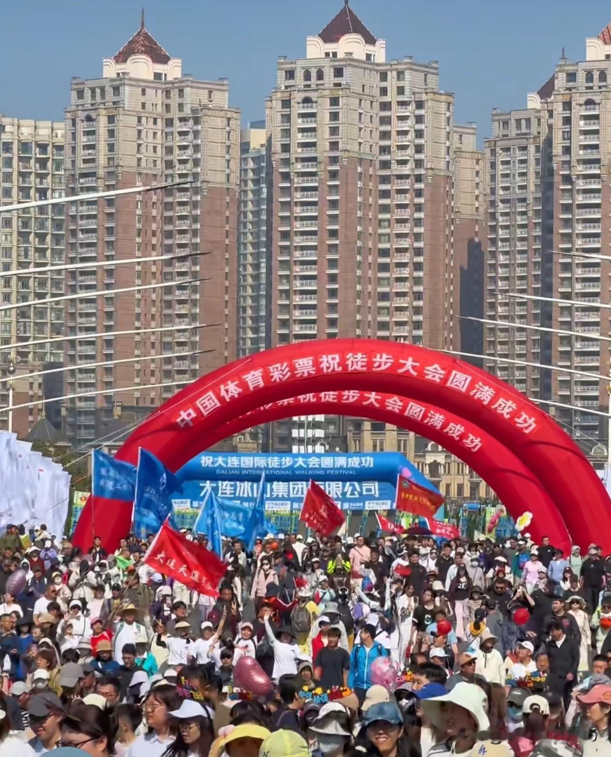 阳光正好，
微风不燥，
大连徒步大会开始。
我在现场，
边走边拍，
全民徒步健身