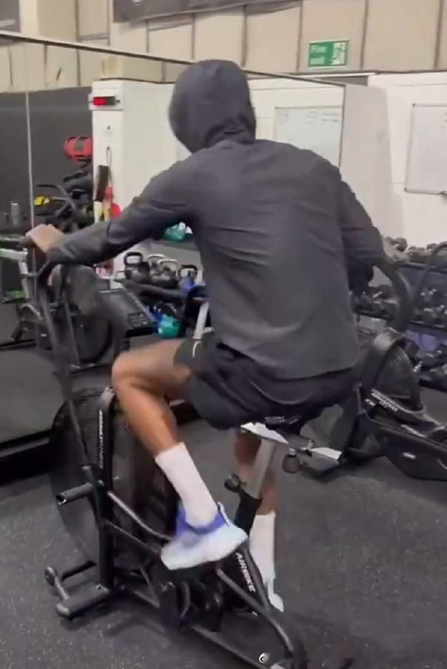 近5场英超都没能出场的拉师傅只能在健身房里保持状态了，看来也要步桑乔的后尘了。现