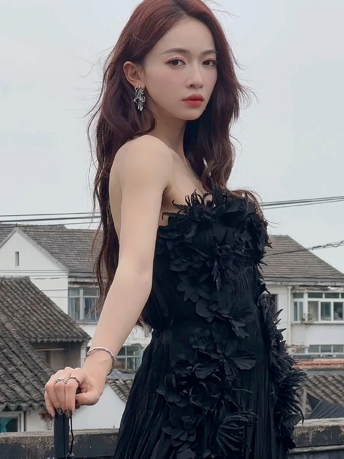 #吴谨言抹胸黑色羽毛裙# 吴谨言！就觉得她是属于那种越看越让人喜欢的类型，这套抹