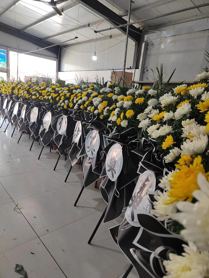 凡是经历过白事的人都能懂，遗体躺着还没火化，除了至亲以外，其他人就算是亲侄子、亲