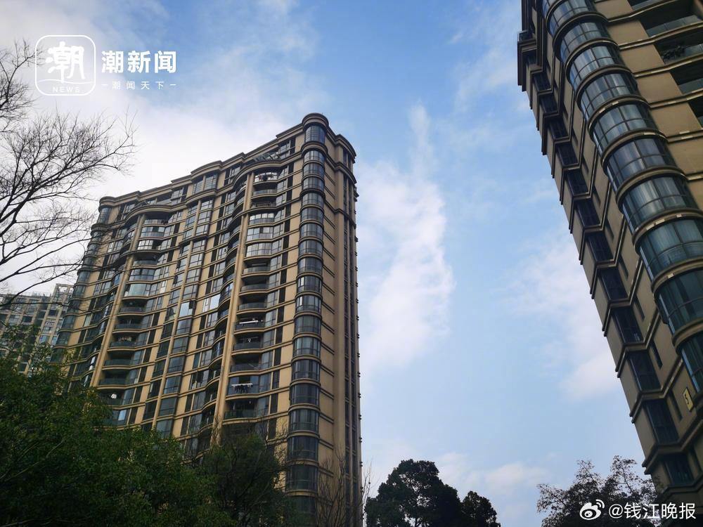 【#谈好330万签约前一夜买家再砍40万#】最近有个杭州房东阿东（化名），被买家