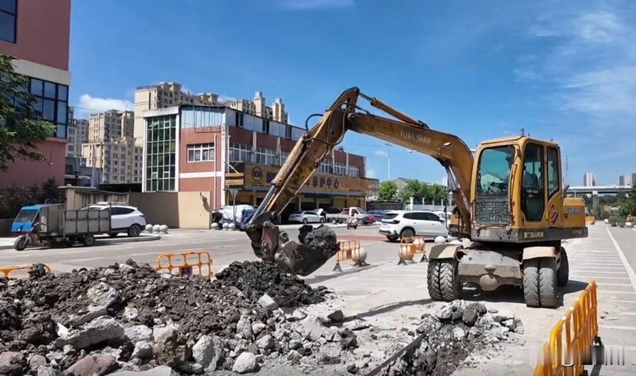 地下管网焕新、路面颜值升级！黄岩两条道路有望提前一月完工

近日，黄岩环城西路、
