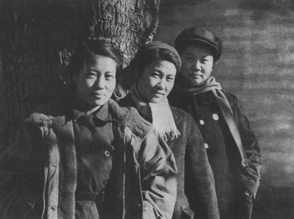 右起:张楠、张瑞芳、张昕。(1949年)
穿过炮火硝烟，穿过大海高山，“移动剧团