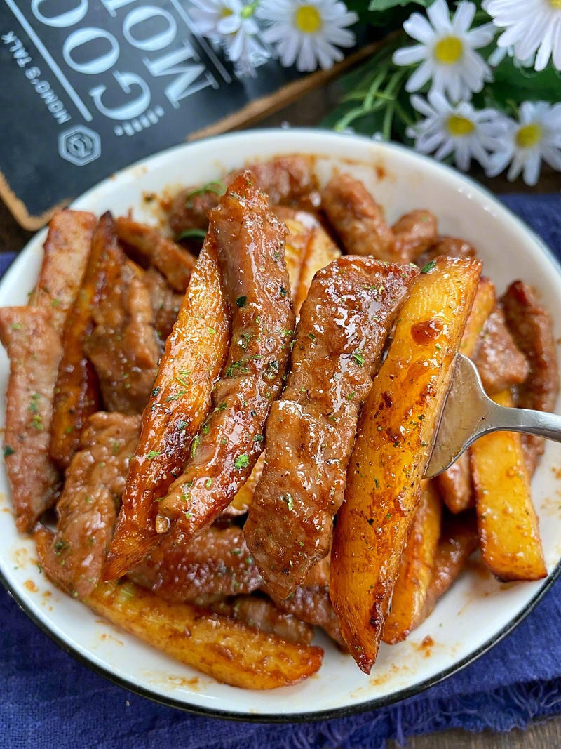 巨巨巨巨巨好吃的牛排土豆煎锅，嫩滑多汁的牛排搭配焦香团软糯的土豆，一口一个超过瘾