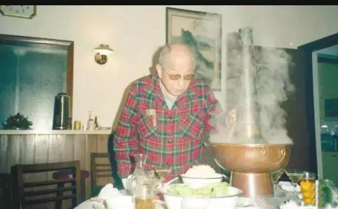 1988年新年，张学良在台北的住所，虽然处在软禁之中，却在享用晚餐，晚餐饭菜都是